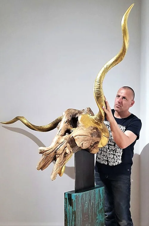 Robert Berger mit seiner Skulptur "Horus"